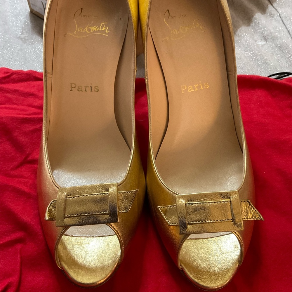 New Christian Louboutin size 42 gold peep toe shoes